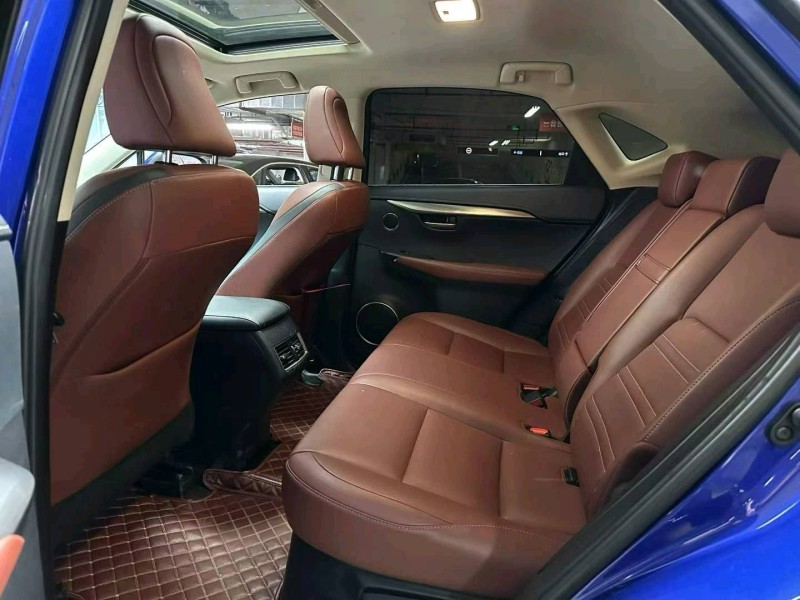 成都15年雷克萨斯NX4