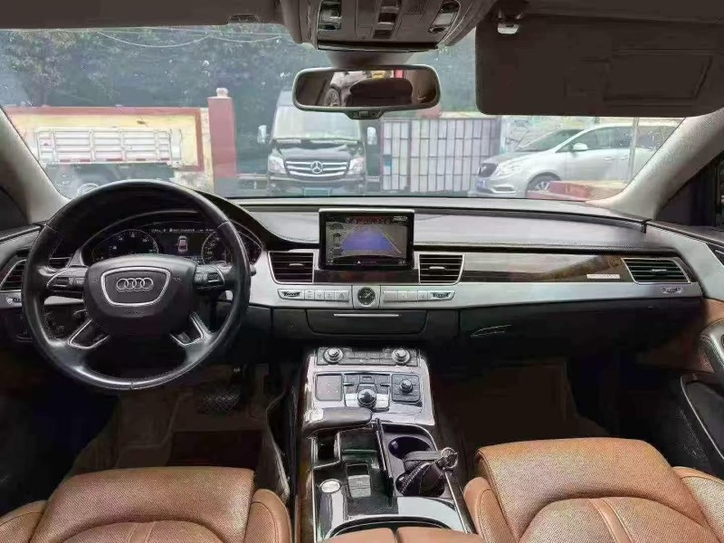 济宁17年奥迪A8L6
