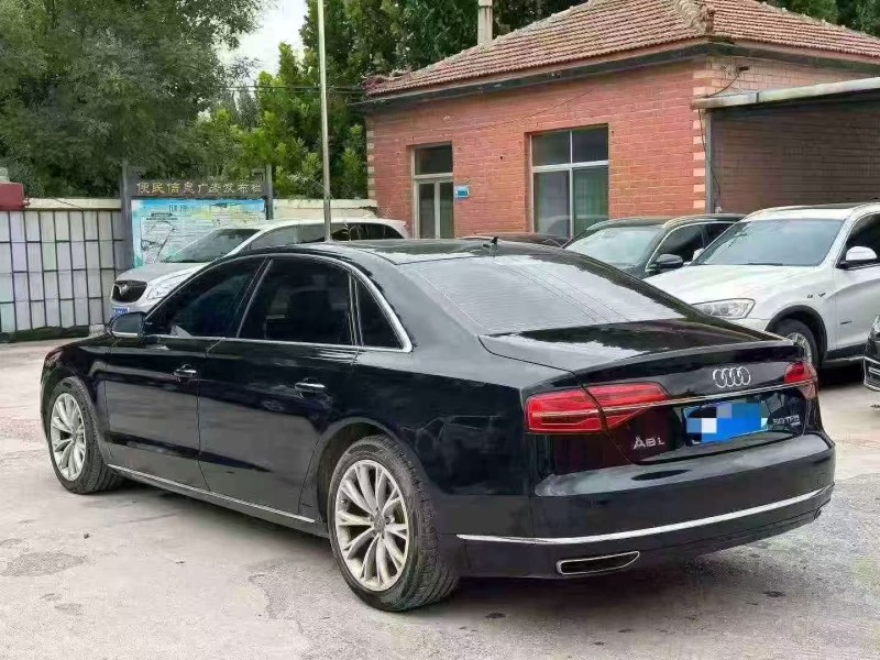 济宁17年奥迪A8L9