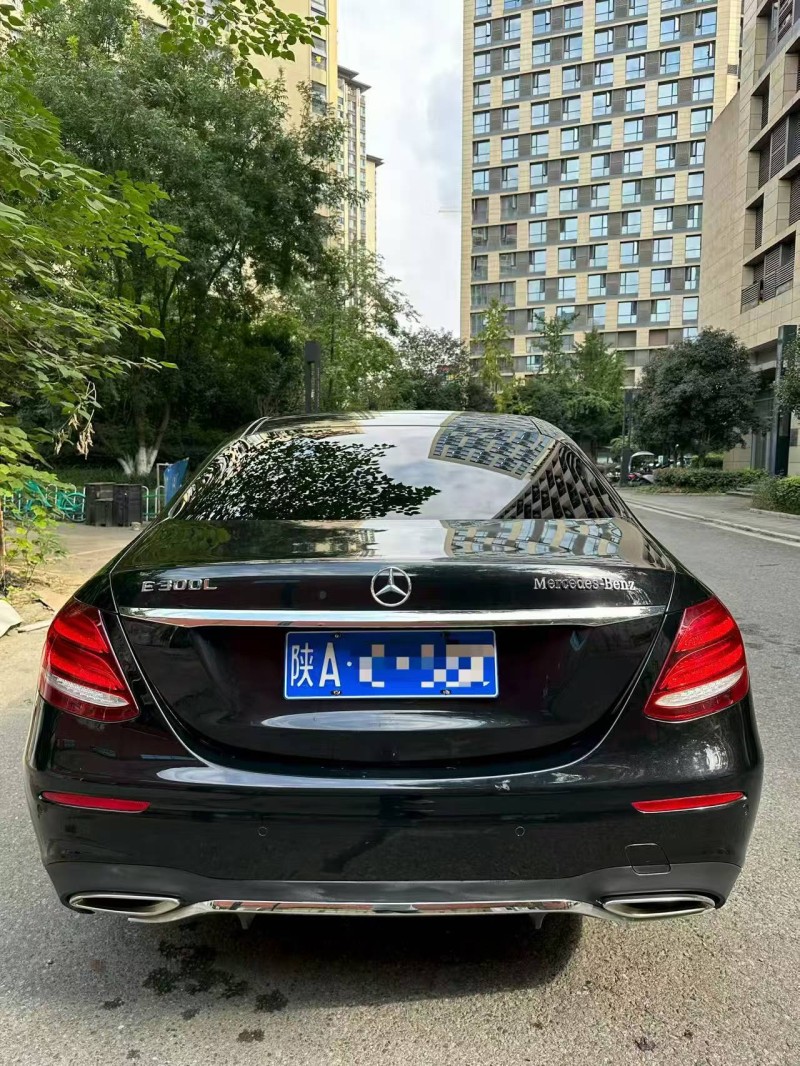 成都18年奔驰E8
