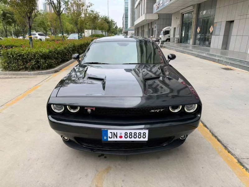 济宁18年道奇挑战者1