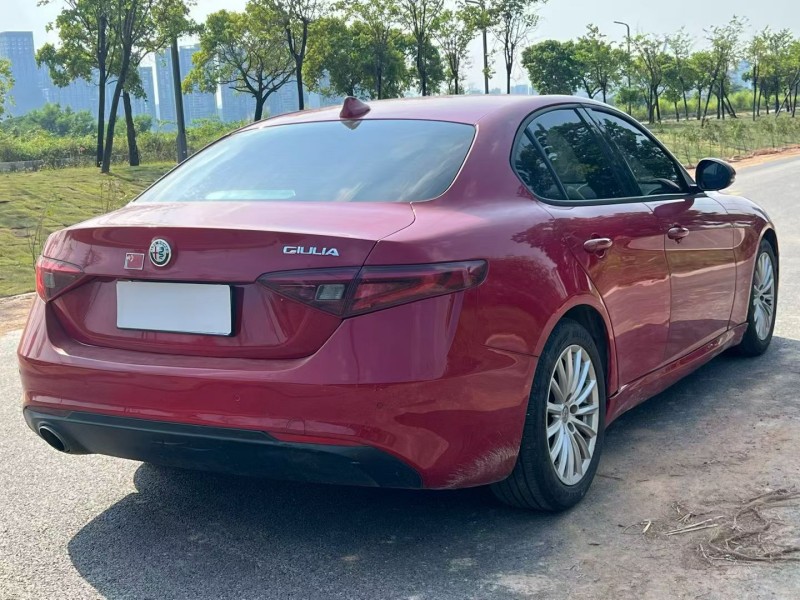 江门18年阿尔法·罗密欧Giulia8
